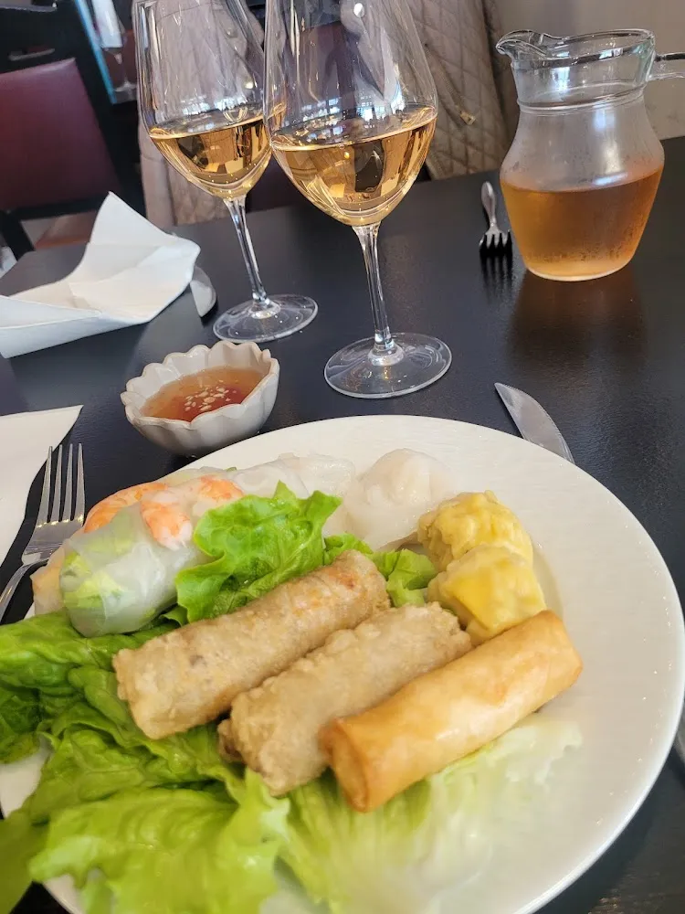 Assortiment Nems Au Poulet Avec Rouleau de Printemps Et Bouchons